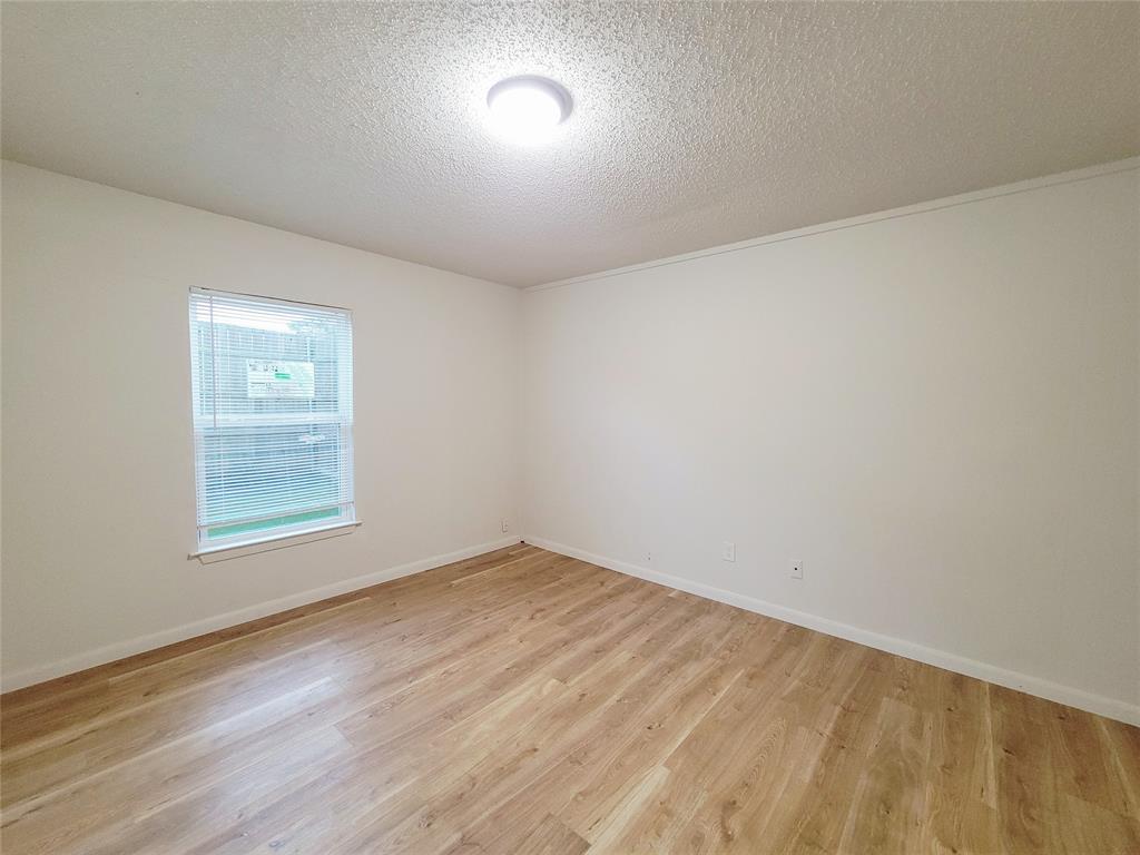 735 Arrowhead Circle Garland, TX 75043 - Photo 13 of 20 an empty room with a window
