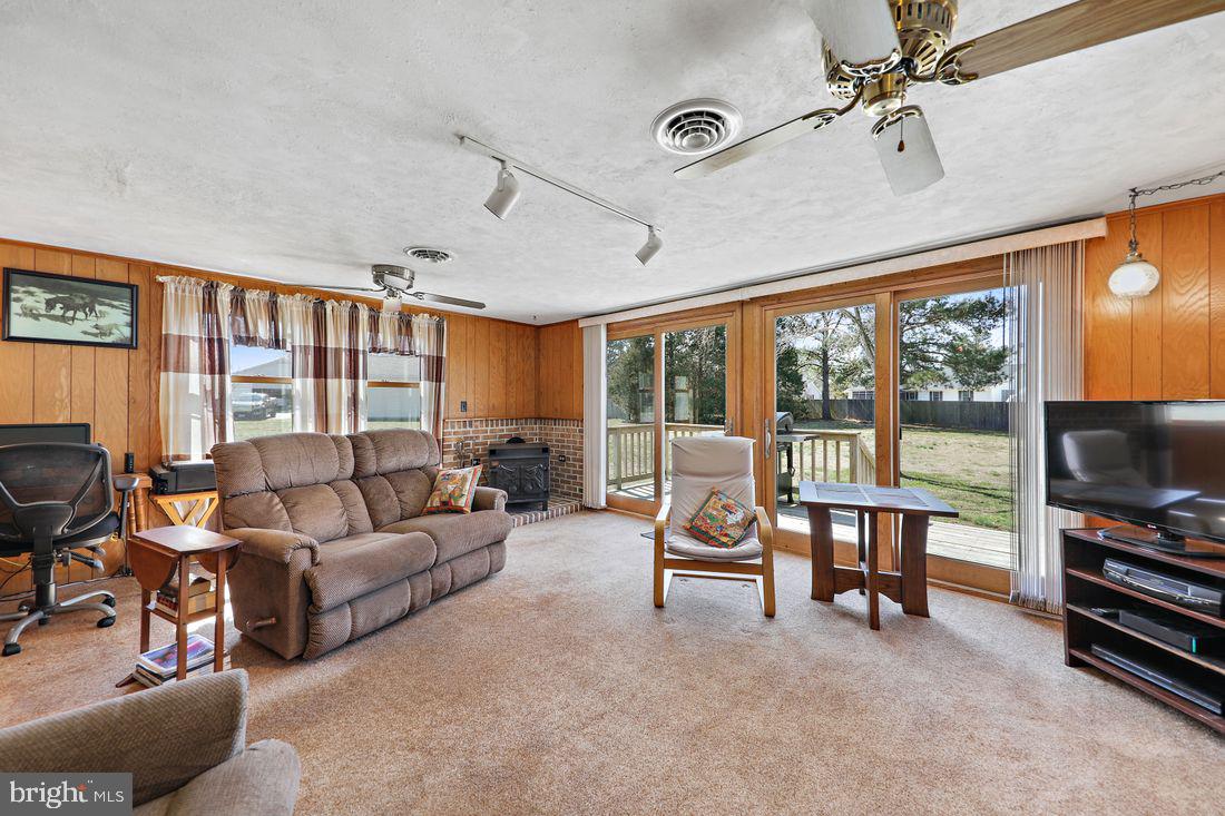 6834 Hunting Creek Road Hurlock, MD 21643 - Photo 12 of 40 FamilyRoom