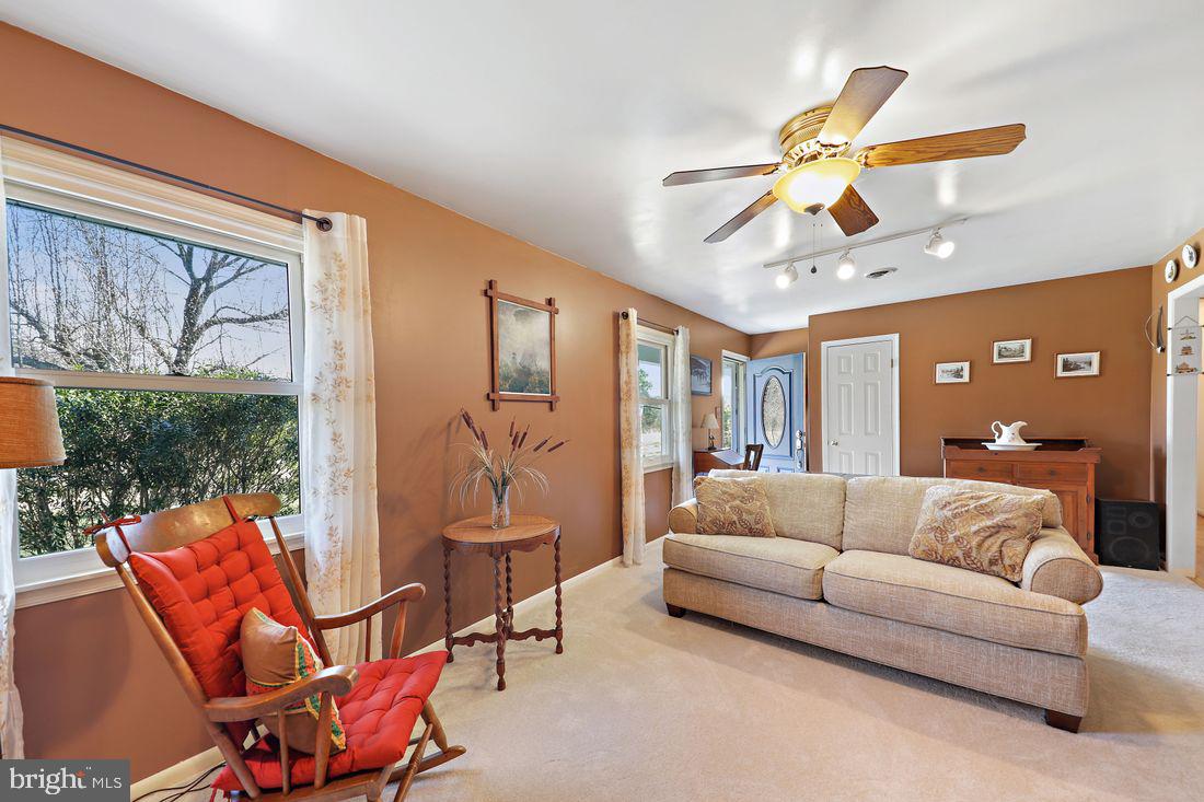 6834 Hunting Creek Road Hurlock, MD 21643 - Photo 2 of 40 Living Room