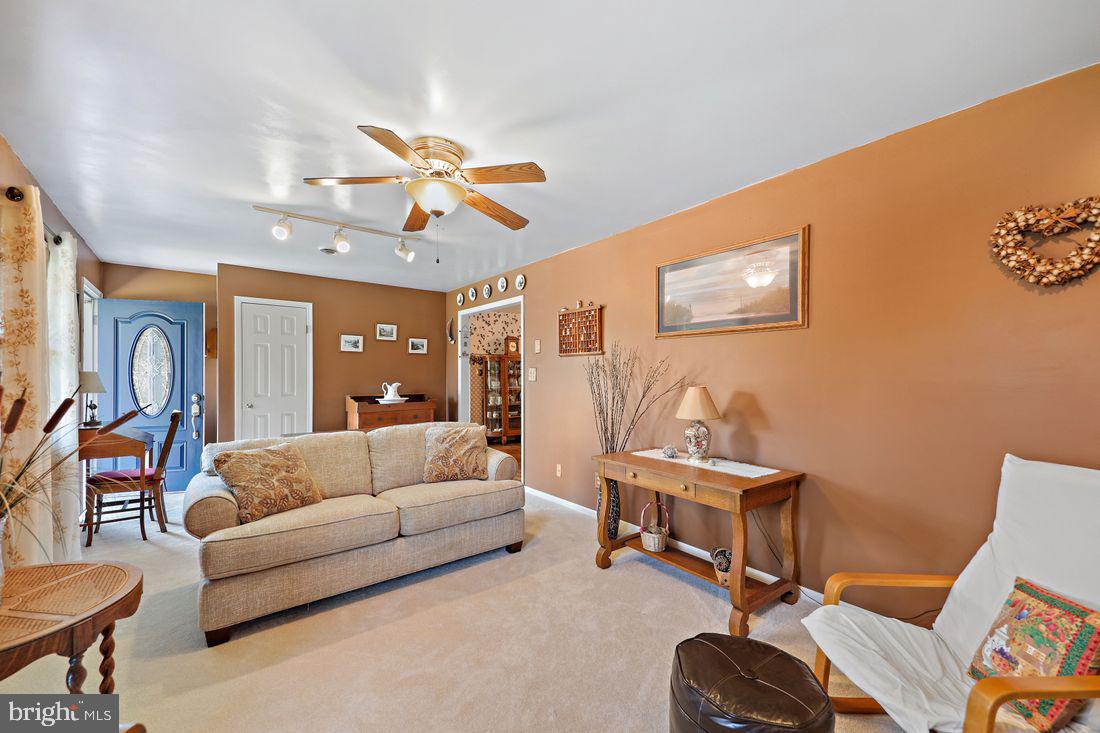 6834 Hunting Creek Road Hurlock, MD 21643 - Photo 3 of 40 Living Room