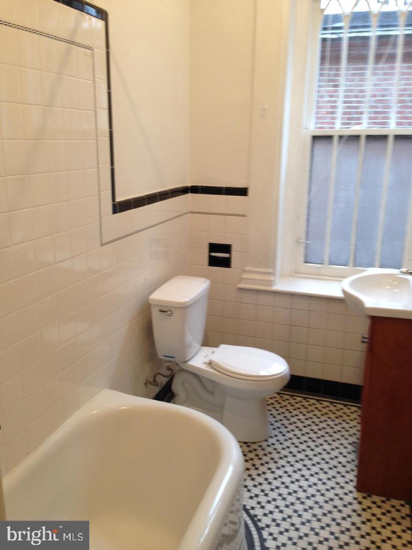 1209 Spruce Street, Unit 3R Philadelphia, PA 19107 - Photo 3 of 5 a bathroom with a toilet and a bathtub