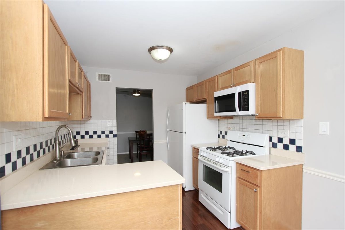 2332 North Old Hicks Road, Unit 8 Palatine, IL 60074 - Photo 11 of 29