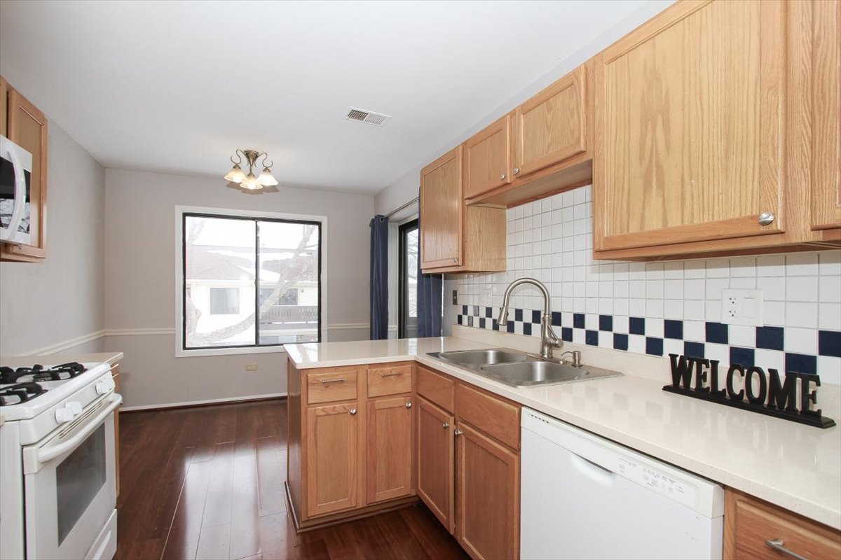 2332 North Old Hicks Road, Unit 8 Palatine, IL 60074 - Photo 2 of 29