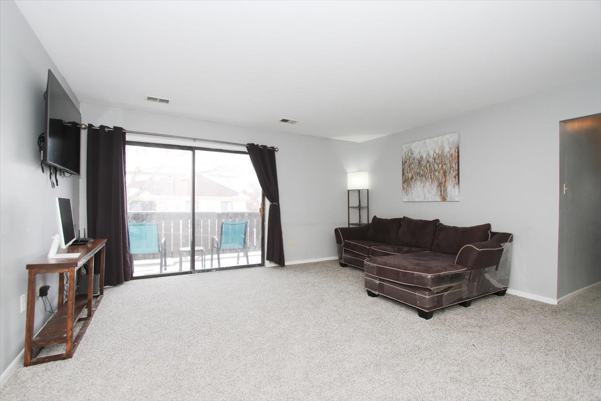 2332 North Old Hicks Road, Unit 8 Palatine, IL 60074 - Photo 3 of 29