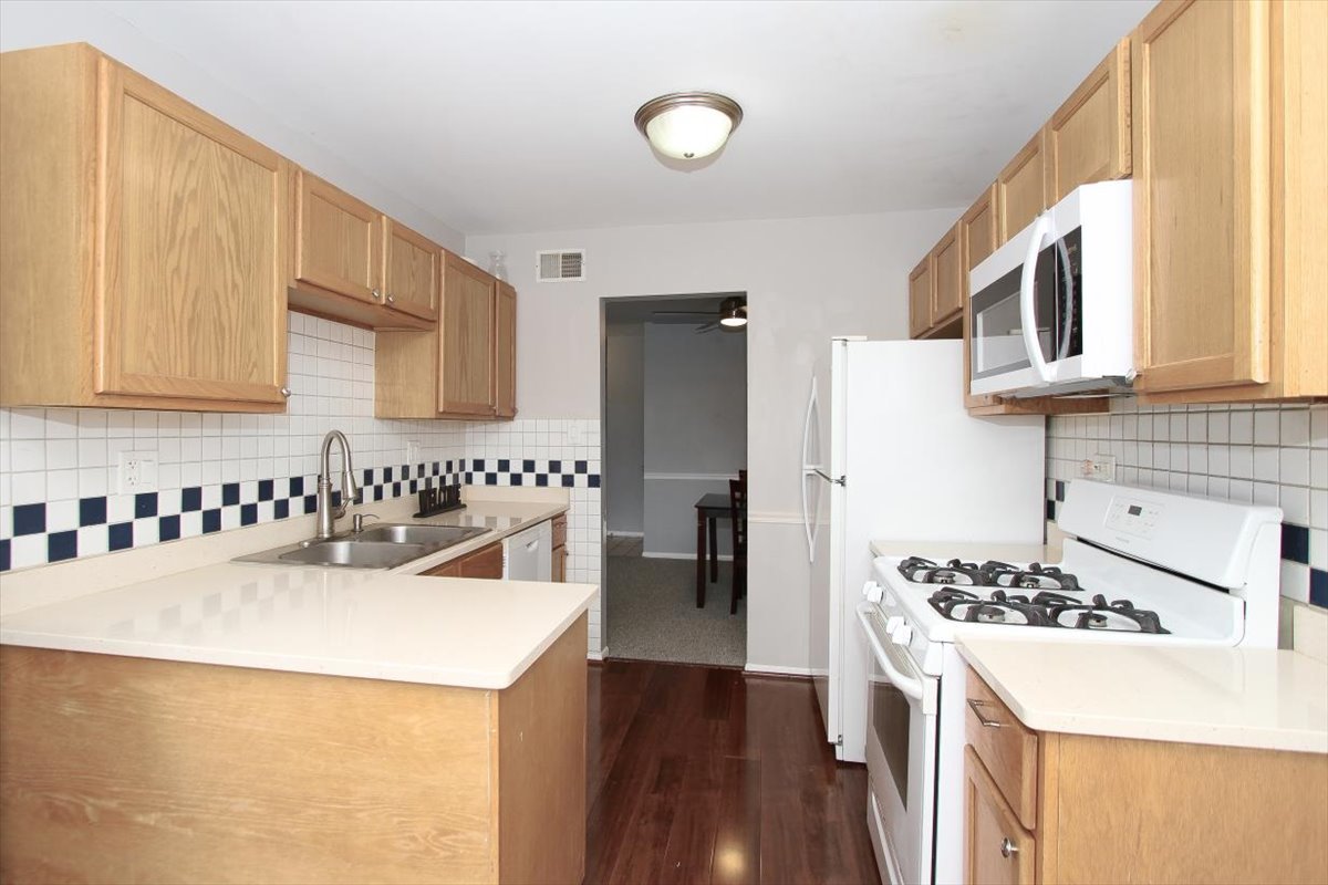 2332 North Old Hicks Road, Unit 8 Palatine, IL 60074 - Photo 9 of 29