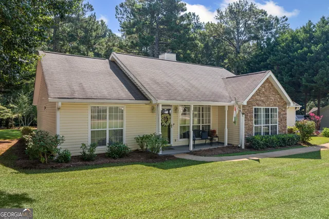 a view of a house with garden and yard