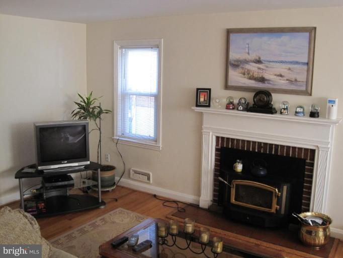 1626 Heathfield Road Baltimore, MD 21239 - Photo 2 of 30 Living Room