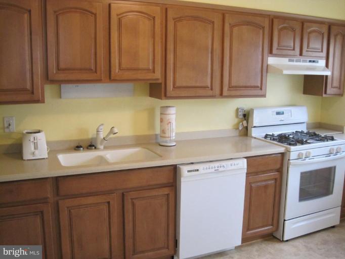 1626 Heathfield Road Baltimore, MD 21239 - Photo 11 of 30 Kitchen