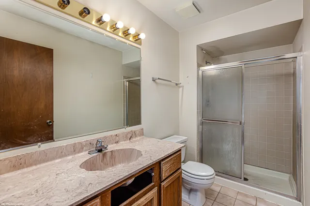 $214,900 | 7140 Olde Gatehouse Road, Tinley Park, IL 60477