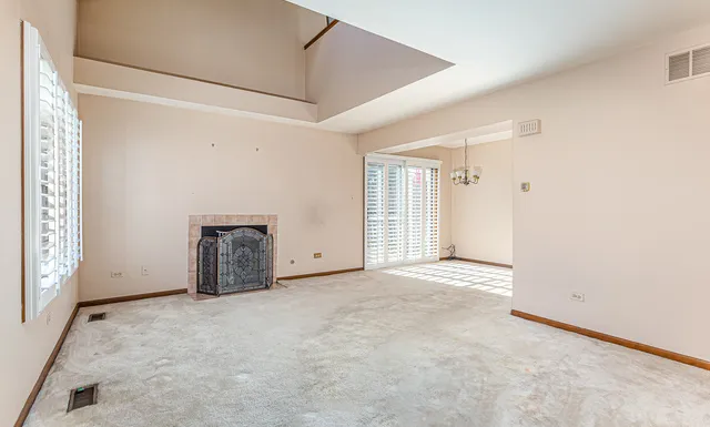 $214,900 | 7140 Olde Gatehouse Road, Tinley Park, IL 60477