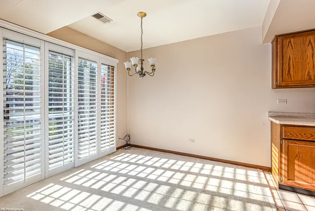 $214,900 | 7140 Olde Gatehouse Road, Tinley Park, IL 60477