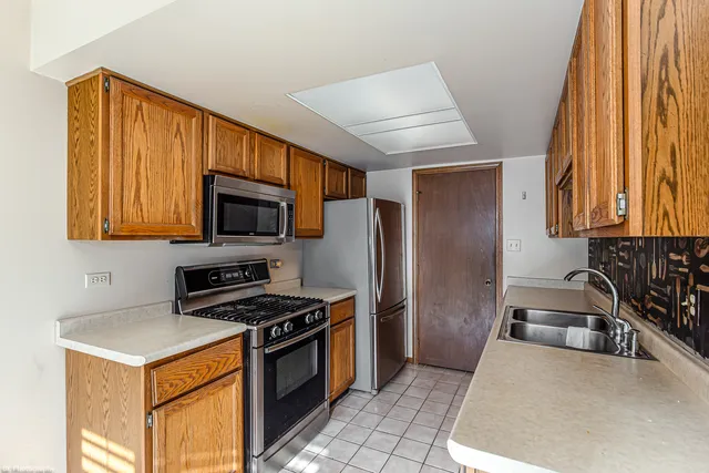 $214,900 | 7140 Olde Gatehouse Road, Tinley Park, IL 60477