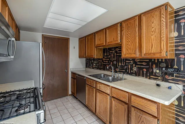 $214,900 | 7140 Olde Gatehouse Road, Tinley Park, IL 60477