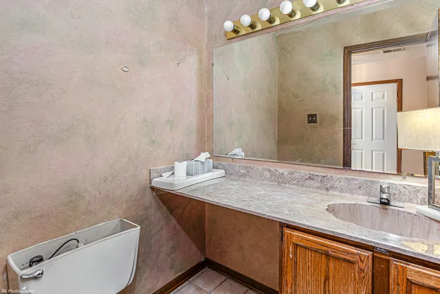 $214,900 | 7140 Olde Gatehouse Road, Tinley Park, IL 60477