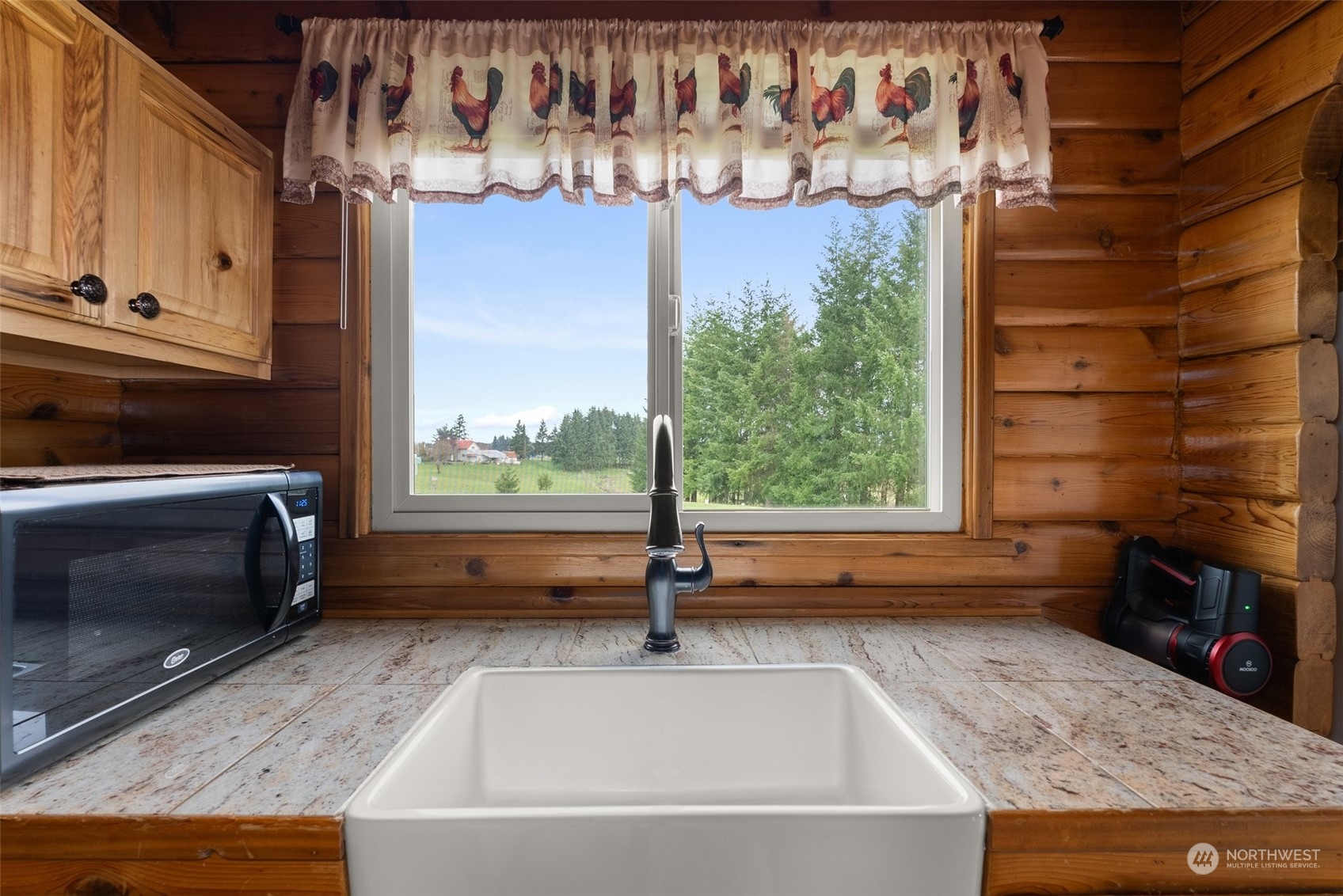 658 Spencer Road Toledo, WA 98591 - Photo 5 of 33 a view of a bath tub sitting in a kitchen