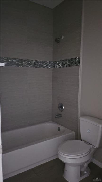 1900 Jackson Street, Unit 4 Weslaco, TX 78599 - Photo 10 of 15 a bathroom with a toilet and a bathtub