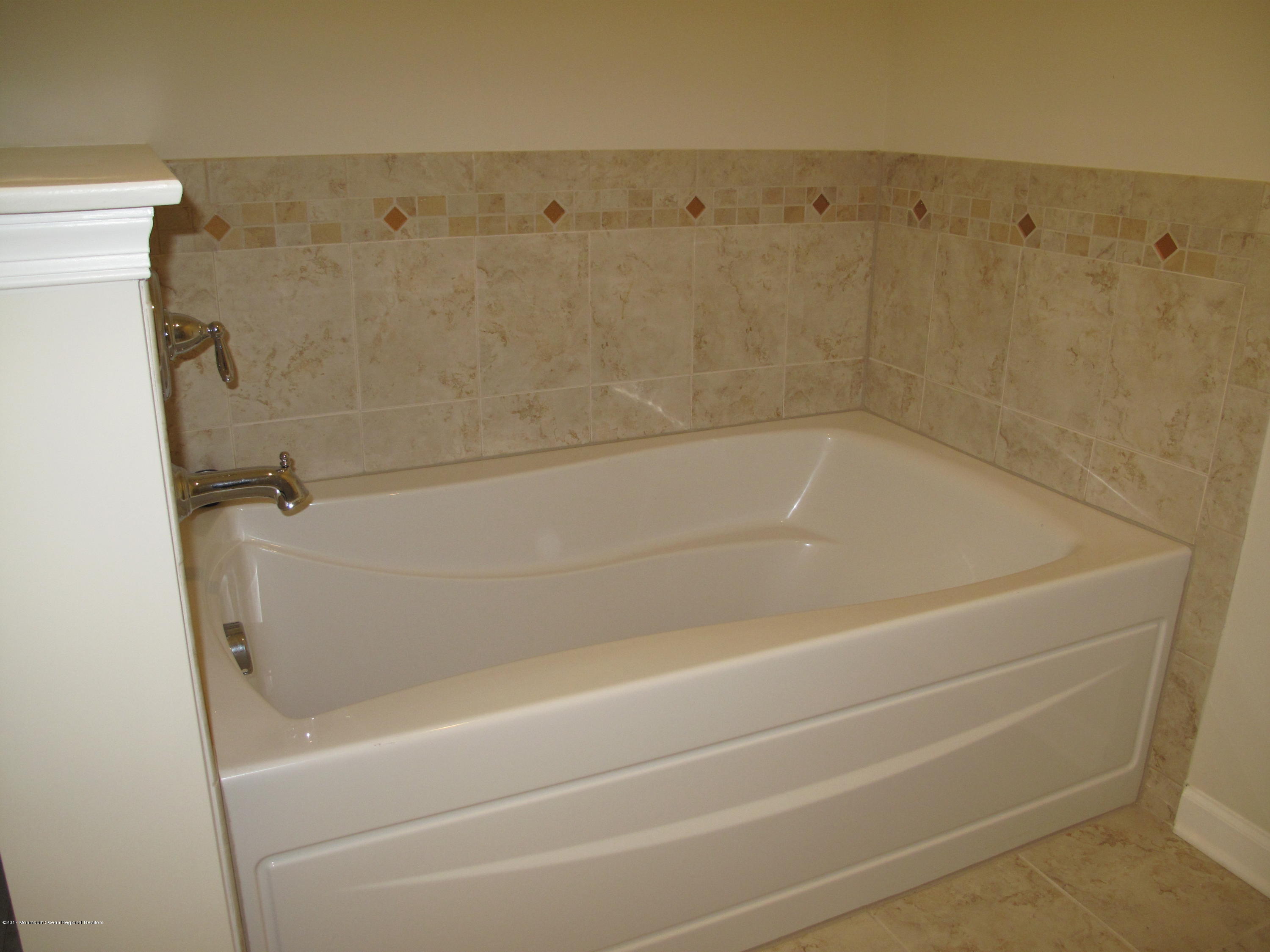 2201 River Road, Unit 4304 Point Pleasant, NJ 08742 - Photo 15 of 30 a bathroom with a bathtub