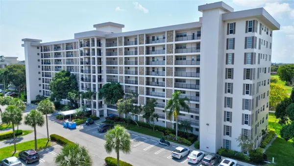 $2,100 | 3050 North Palm Aire Drive, Unit 505, Pompano Beach, FL 33069