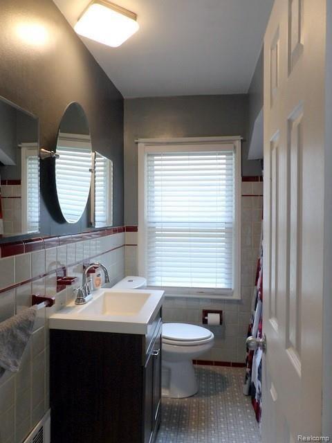 15529 Champaign Road Allen Park, MI 48101 - Photo 25 of 40 CERAMIC TILE BATH!