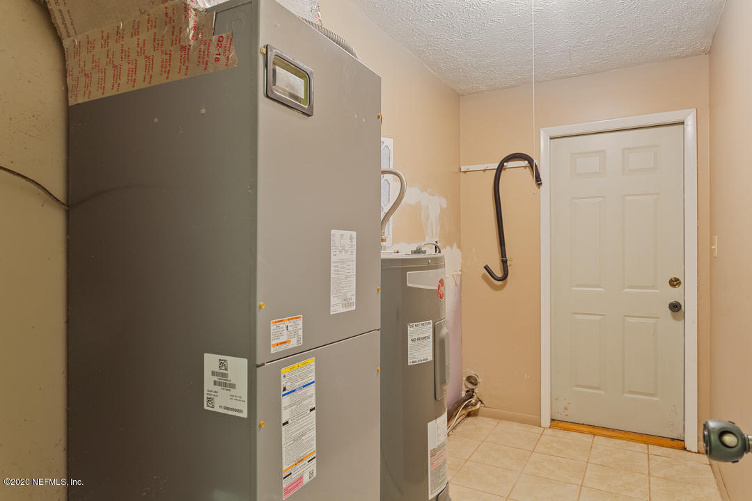 6576 Immokalee Road Keystone Heights, FL 32656 - Photo 12 of 31 a bathroom with a shower