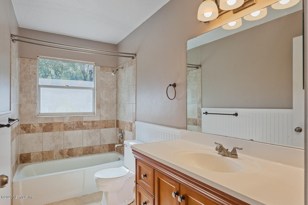 6576 Immokalee Road Keystone Heights, FL 32656 - Photo 18 of 31 a bathroom with a sink a toilet and a bathtub