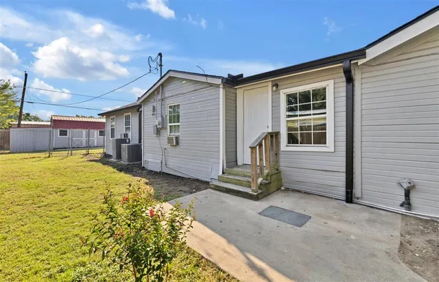 $333,500 | 530 Southeast 2nd Street, Grand Prairie, TX 75051