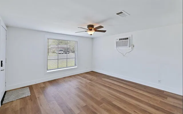 $333,500 | 530 Southeast 2nd Street, Grand Prairie, TX 75051