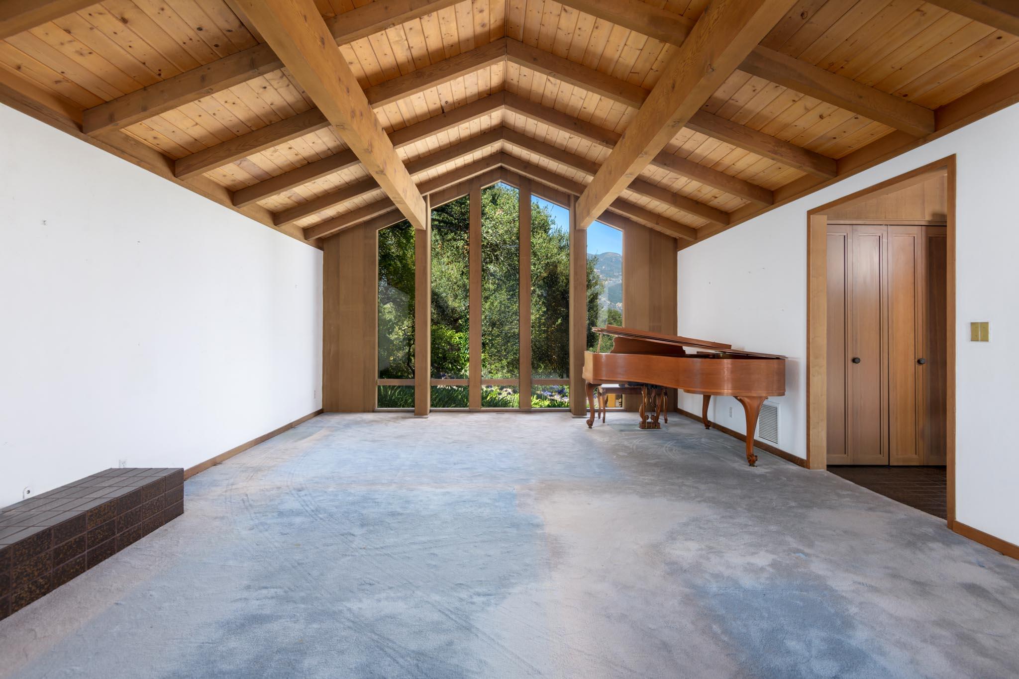 1303 Las Alturas Road Santa Barbara, CA 93103 - Photo 7 of 28 Living Room