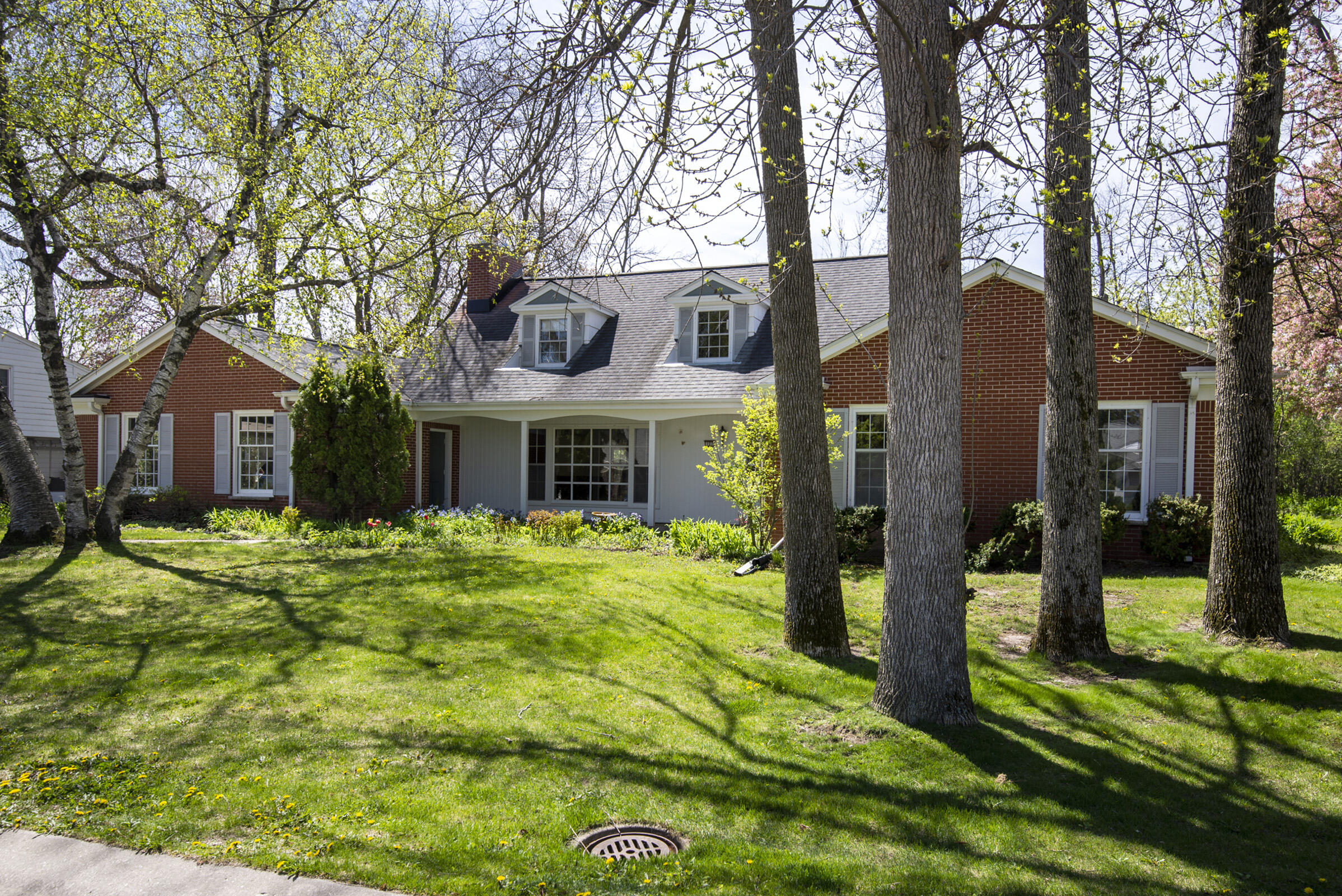 127 E Fox Dale Rd