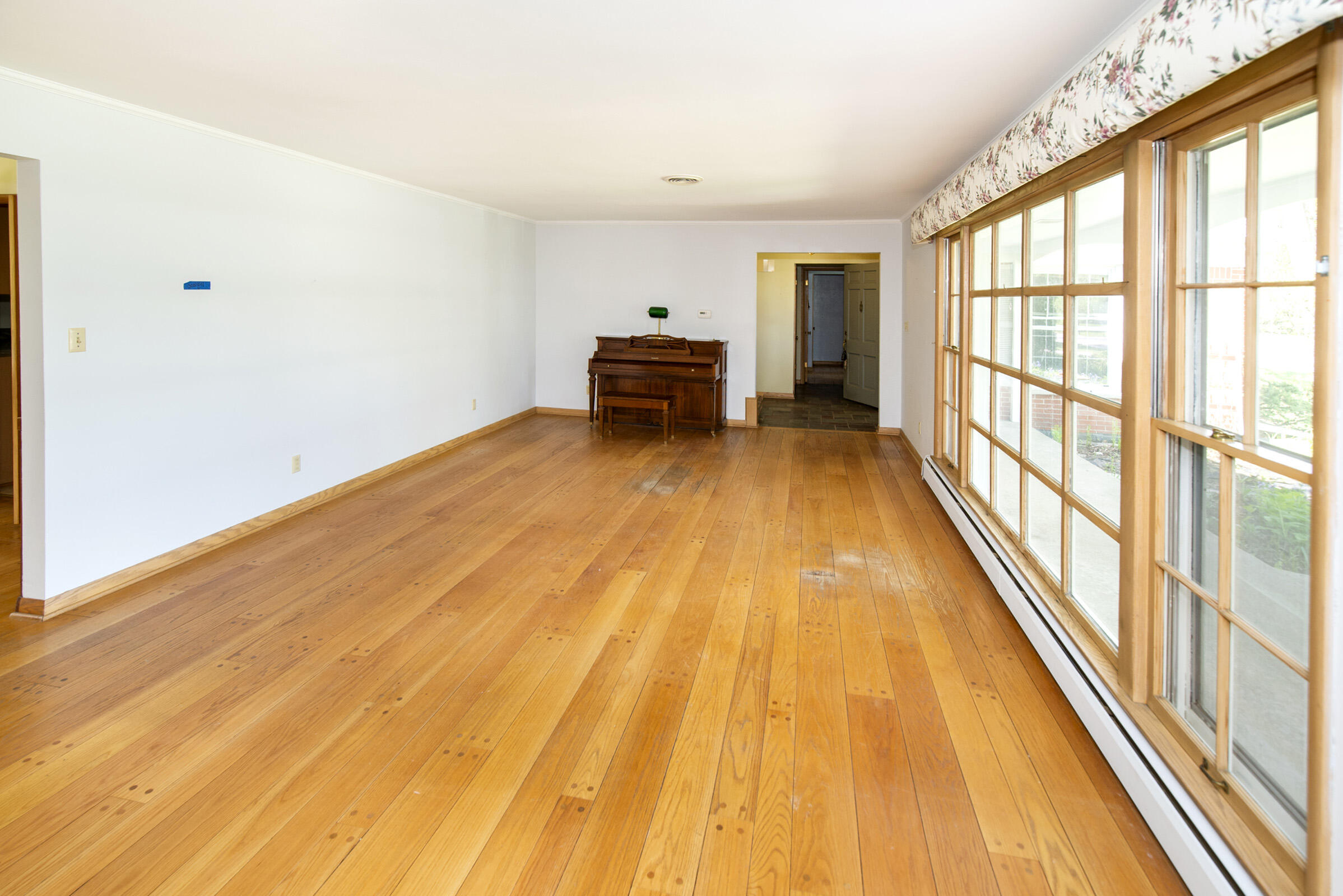 127 East Fox Dale Road Glendale, WI 53217 - Photo 13 of 79 Living Room to Entry