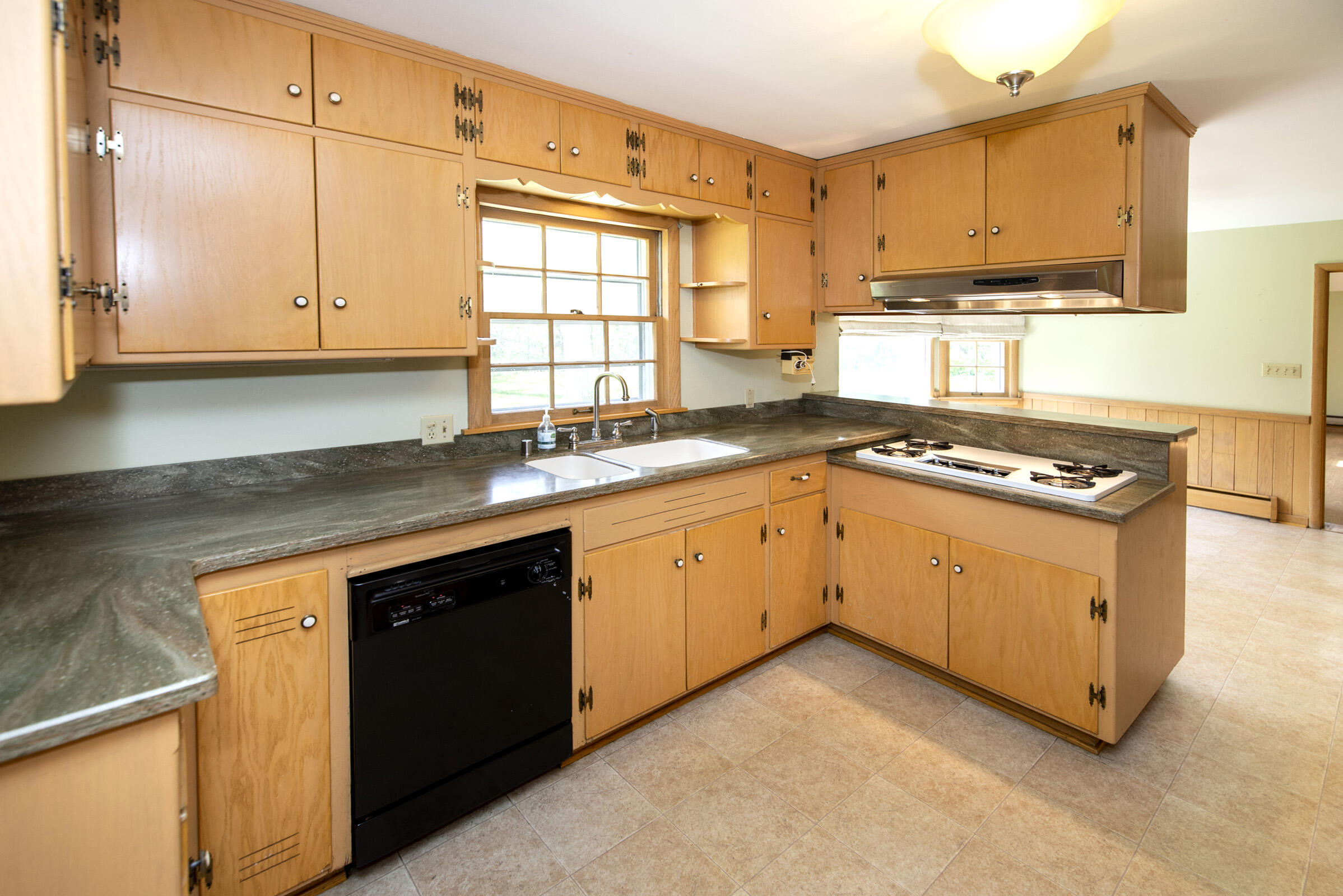 127 East Fox Dale Road Glendale, WI 53217 - Photo 23 of 79 KIT Interior