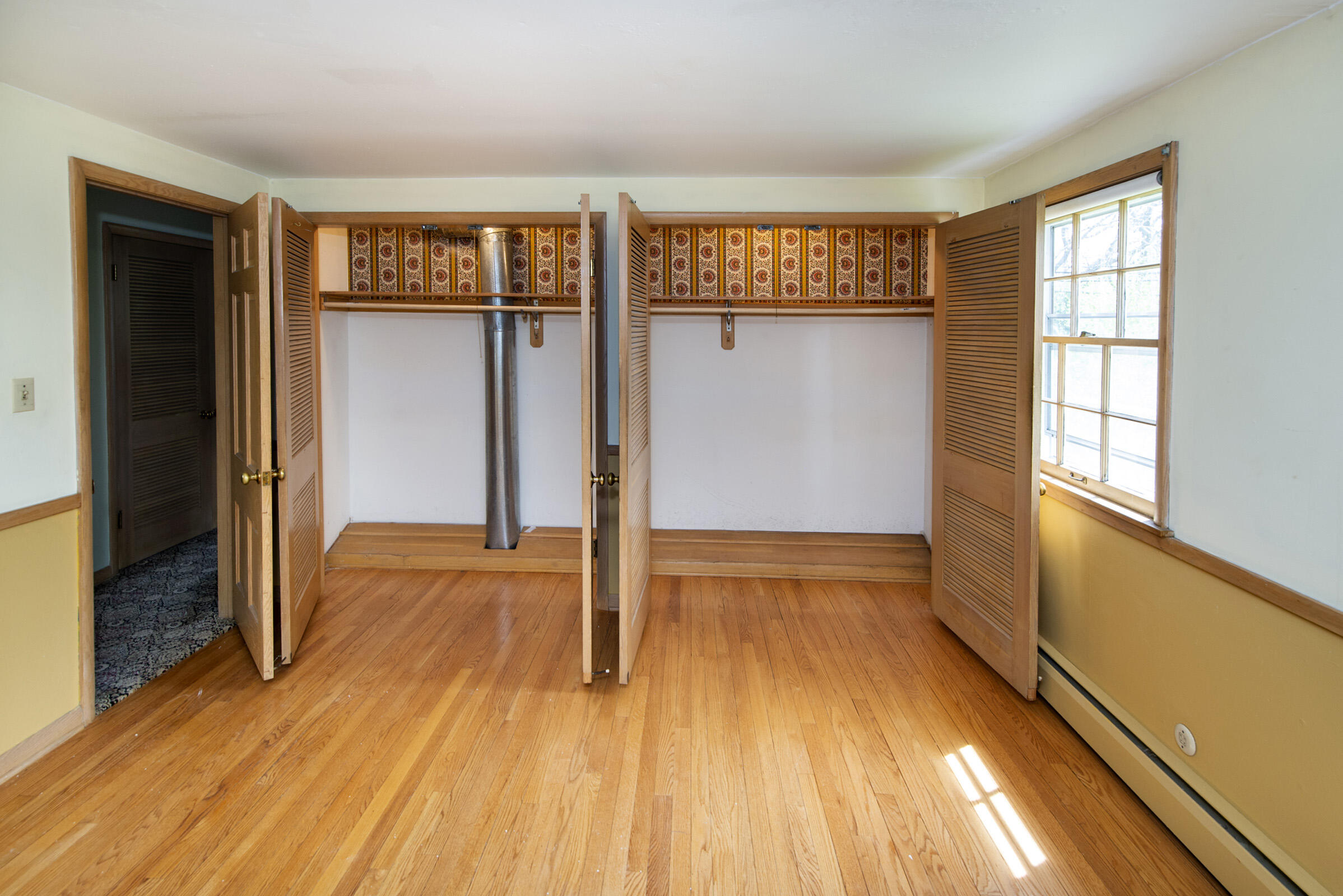 127 East Fox Dale Road Glendale, WI 53217 - Photo 32 of 79 Closet Interiors