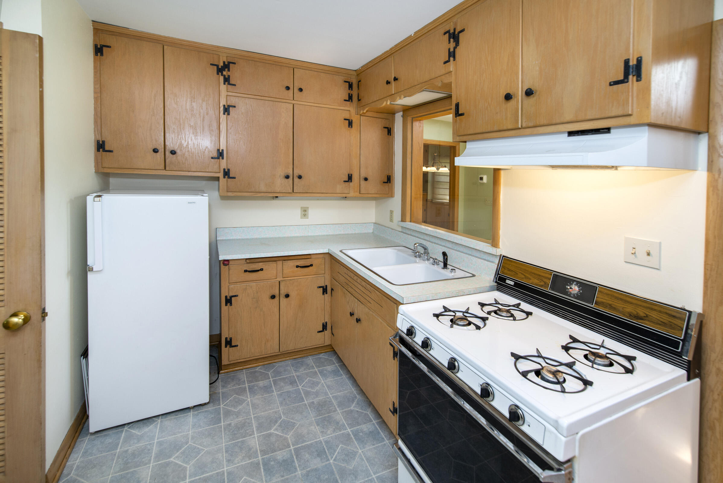 127 East Fox Dale Road Glendale, WI 53217 - Photo 51 of 79 In-Law Suite KIT