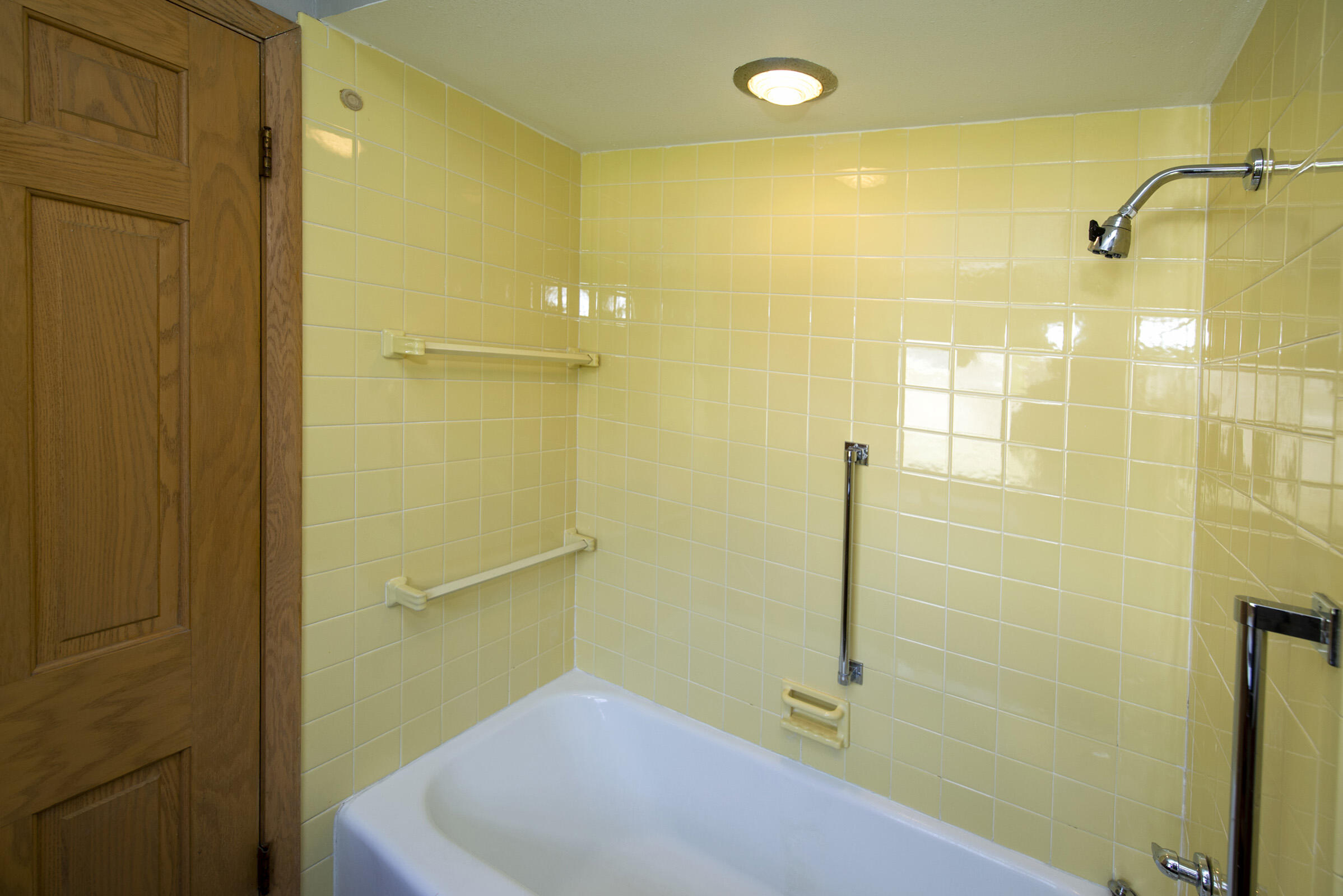 127 East Fox Dale Road Glendale, WI 53217 - Photo 58 of 79 In-Law Suite Bath