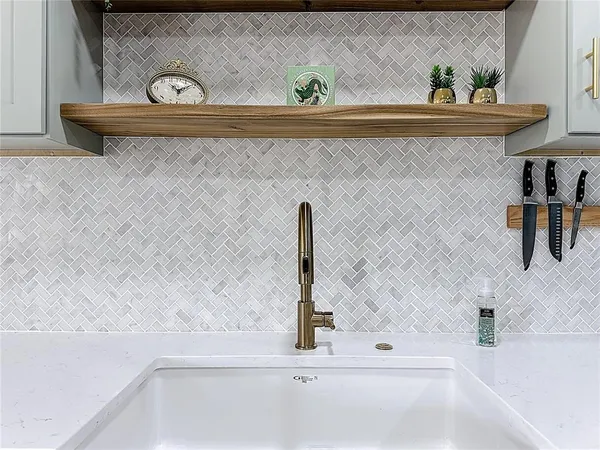 a close view of sink