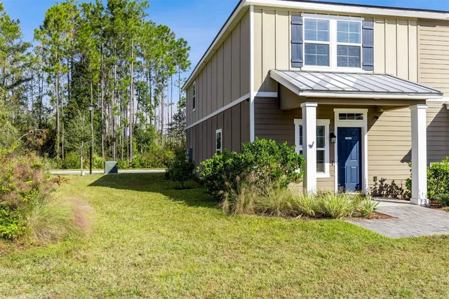 a view of a house with backyard and plants
