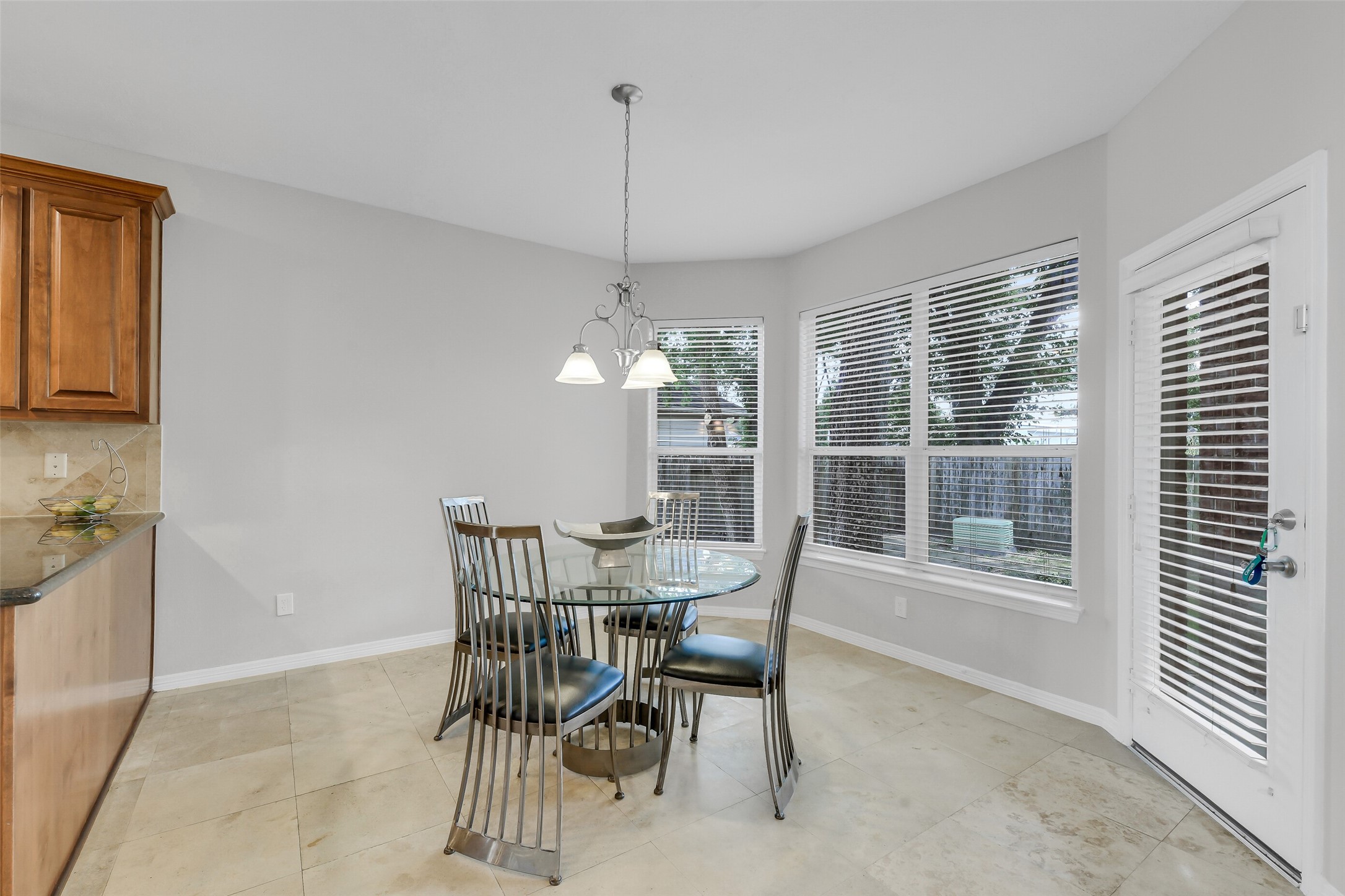 14906 Windsor Manor Houston, TX 77069 - Photo 12 of 34 Grand space for a family meal ~