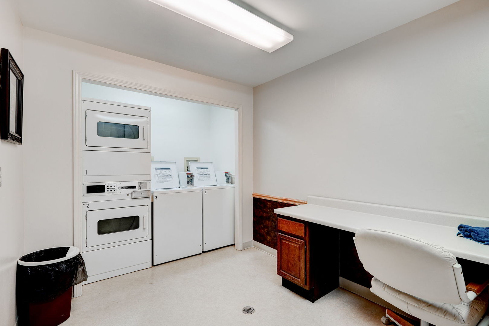 1-s150 Spring Road, Unit 2B Oak Brook, IL 60181 - Photo 10 of 10 a room with a workspace