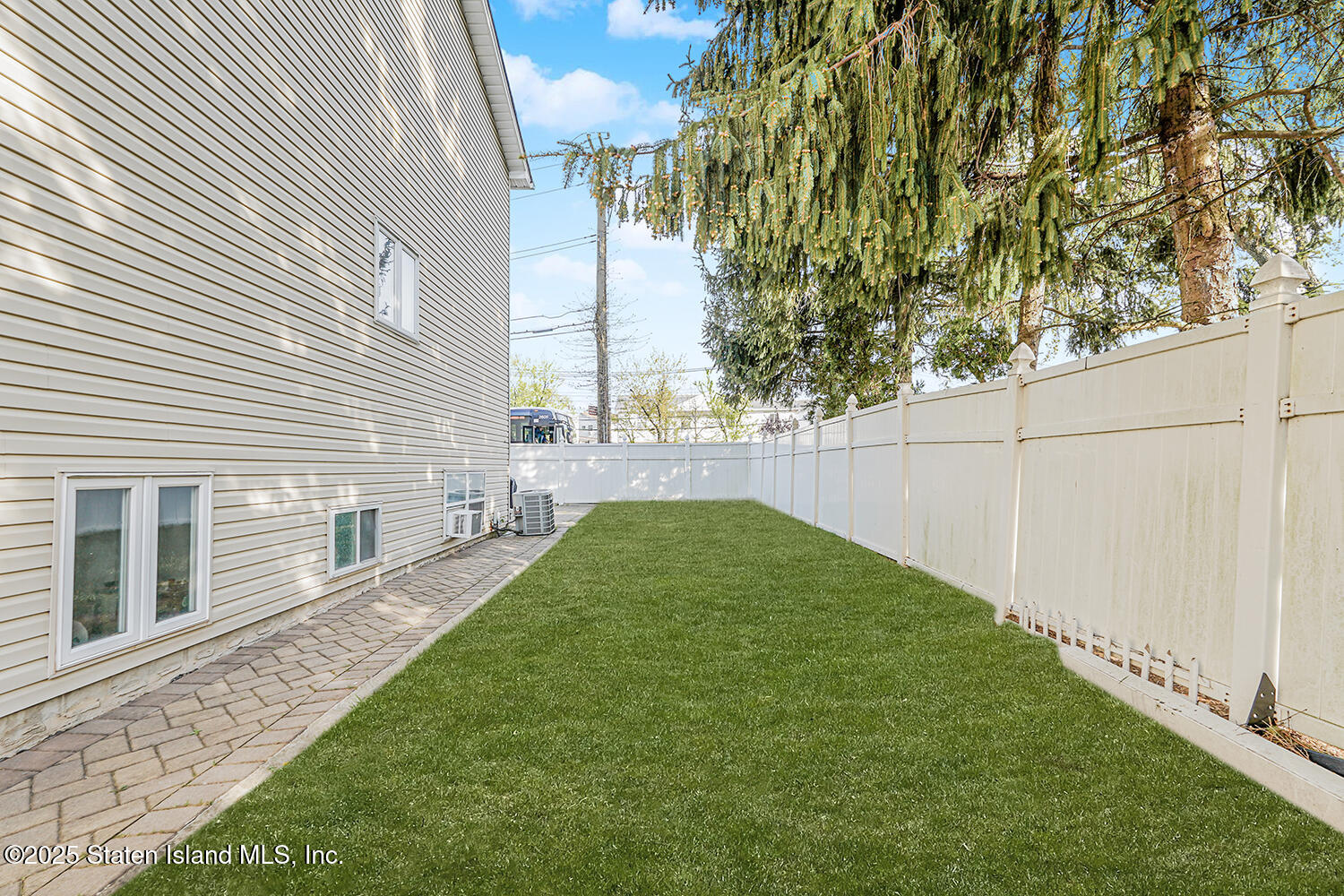 68 Erika Loop Staten Island, NY 10312 - Photo 5 of 29 Photo Apr 24 2025, 4 20 32 AM