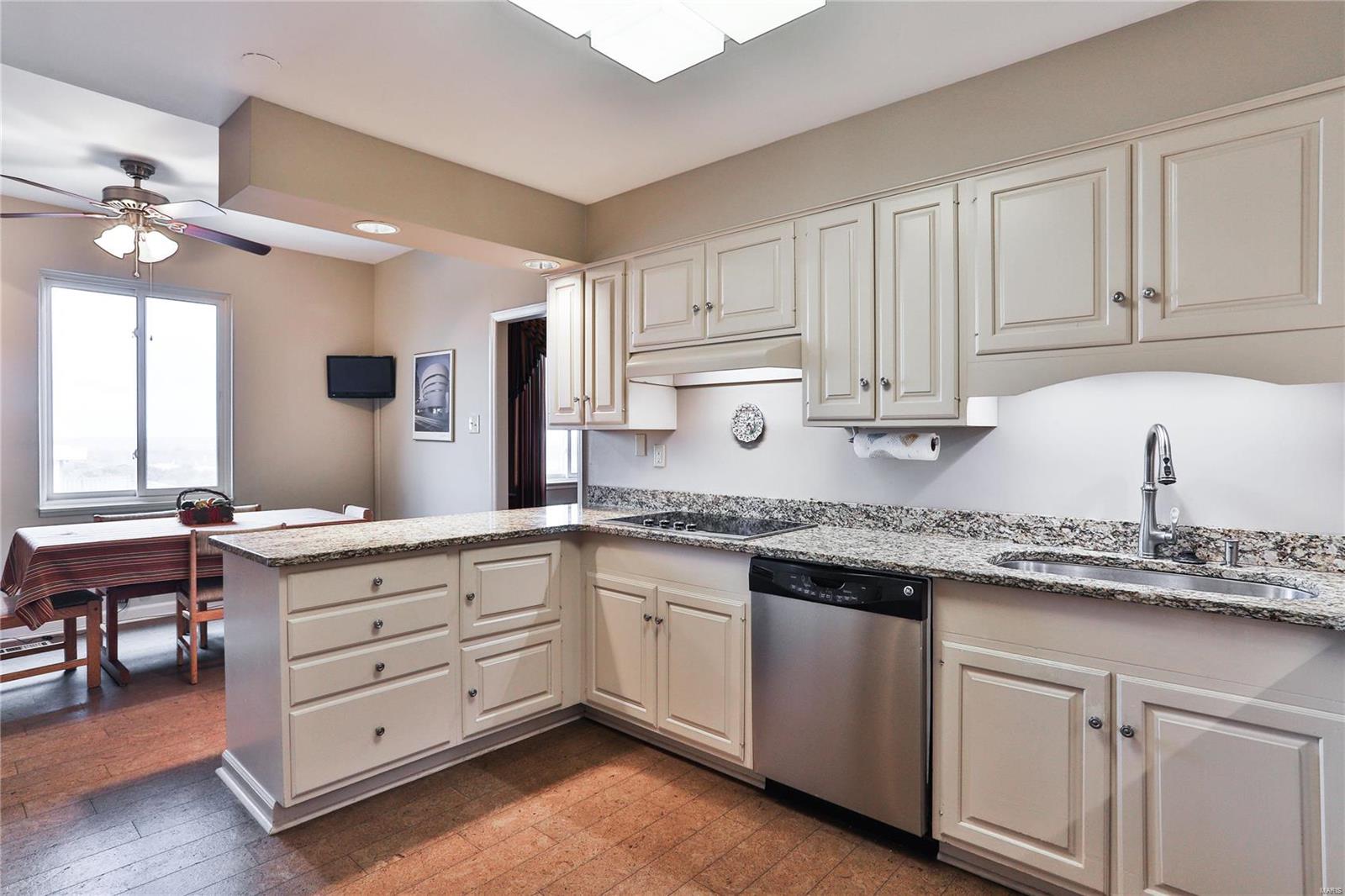 816 South Hanley Road, Unit 14A St. Louis, MO 63105 - Photo 16 of 50