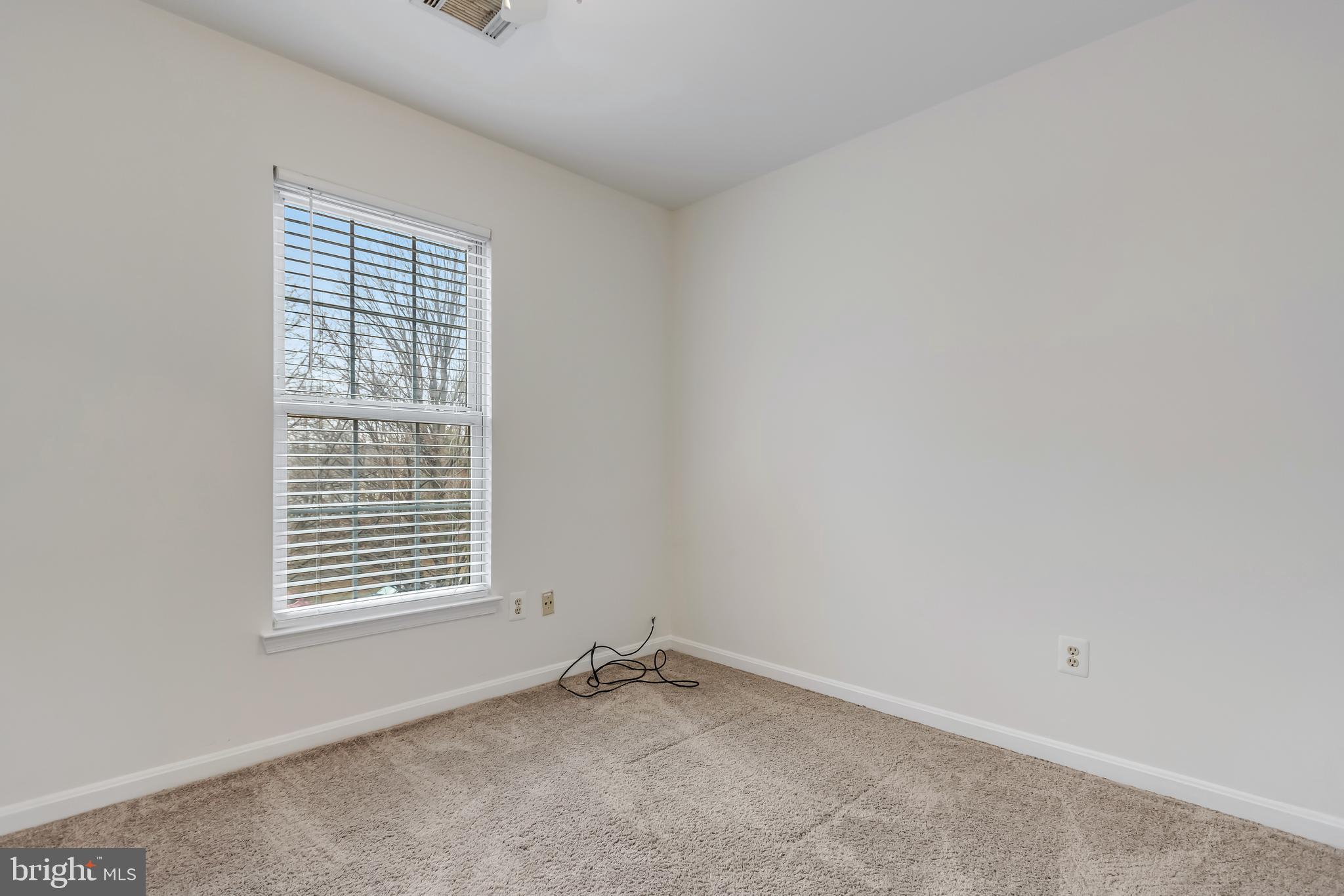 45550 Whitcomb Square Sterling, VA 20166 - Photo 14 of 24 an empty room with a window