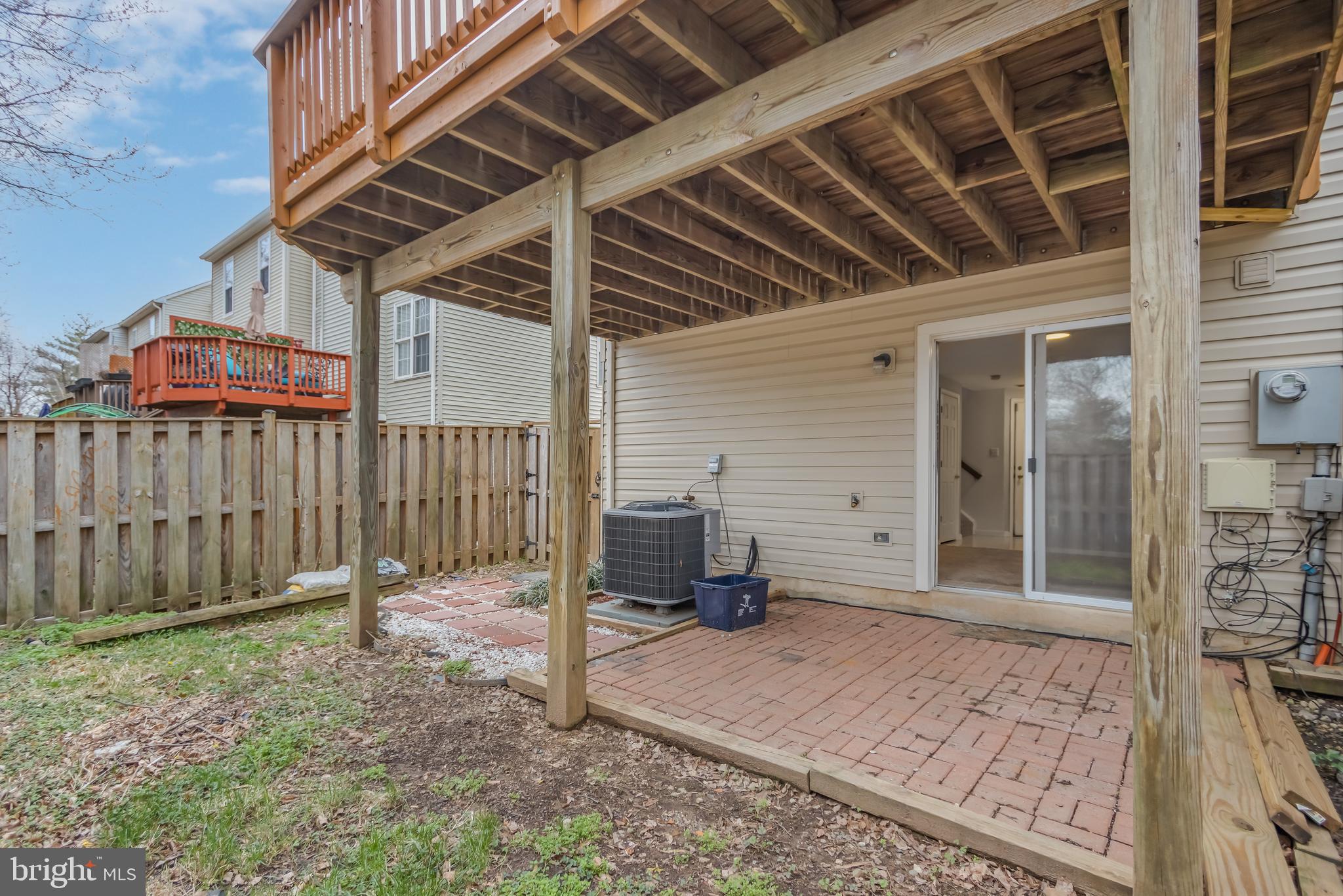 45550 Whitcomb Square Sterling, VA 20166 - Photo 22 of 24 a backyard of a house with barbeque oven and wooden fence