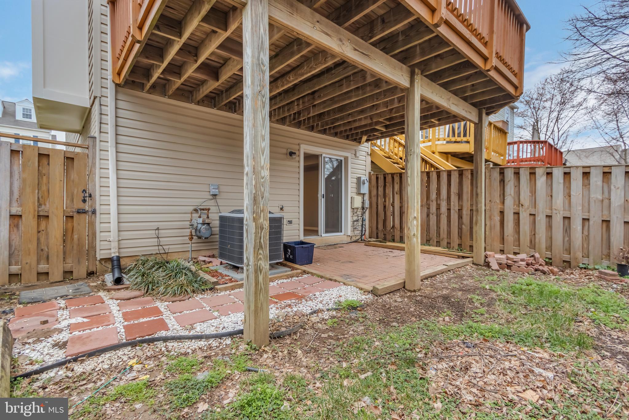45550 Whitcomb Square Sterling, VA 20166 - Photo 23 of 24 a backyard of a house with table and chairs