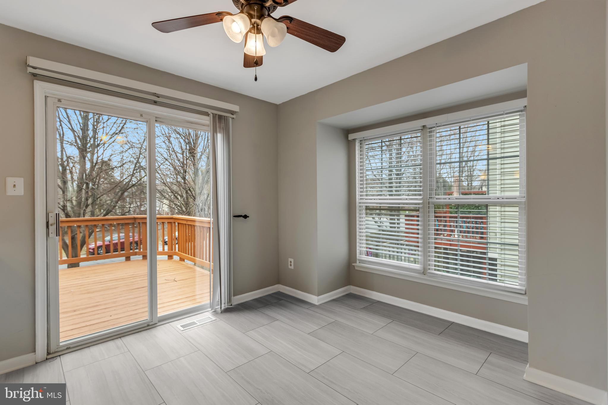 45550 Whitcomb Square Sterling, VA 20166 - Photo 5 of 24 a view of an empty room with a window