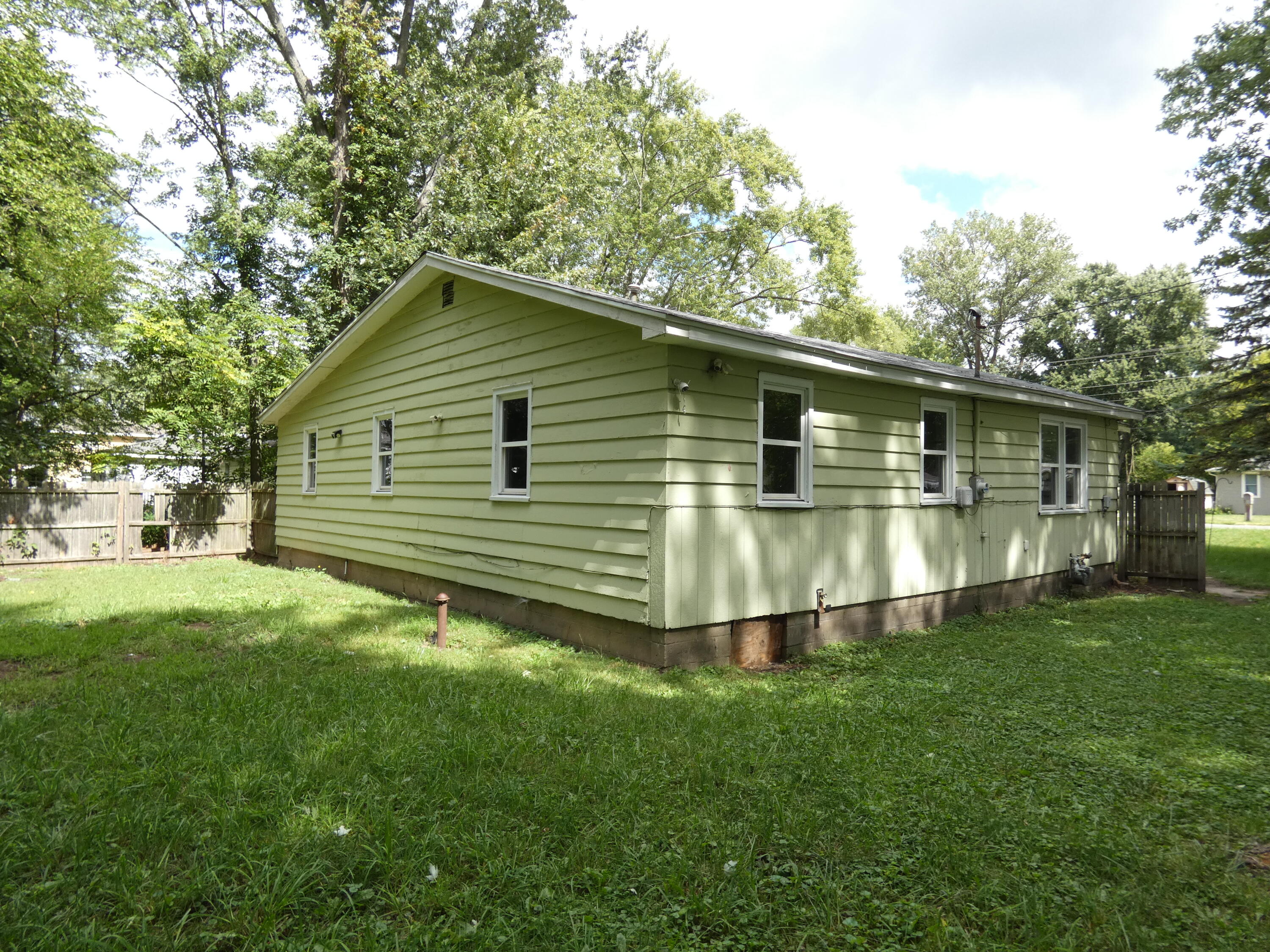 1608 Reeder Avenue Benton Harbor, MI 49022 - Photo 4 of 23 P1030385