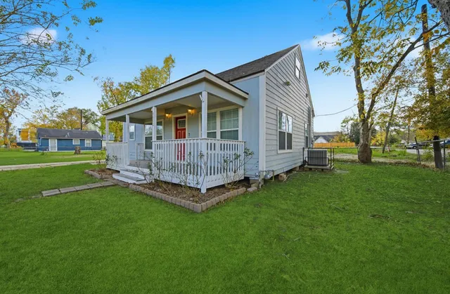 a view of a house with a yard