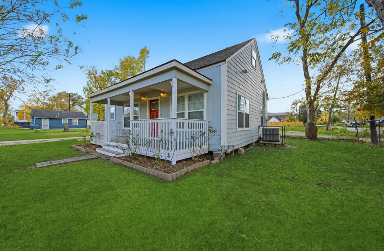a view of a house with a yard