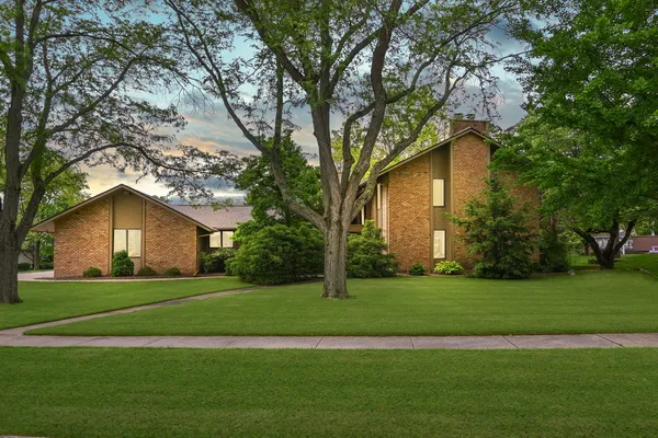 $475,000 | 37 Pendleton Way, Bloomington, IL 61704