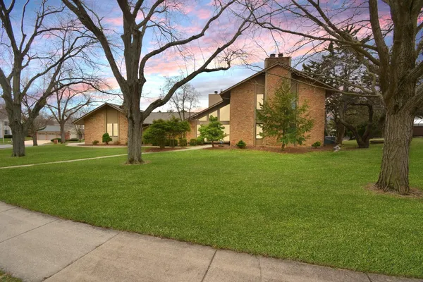 $475,000 | 37 Pendleton Way, Bloomington, IL 61704
