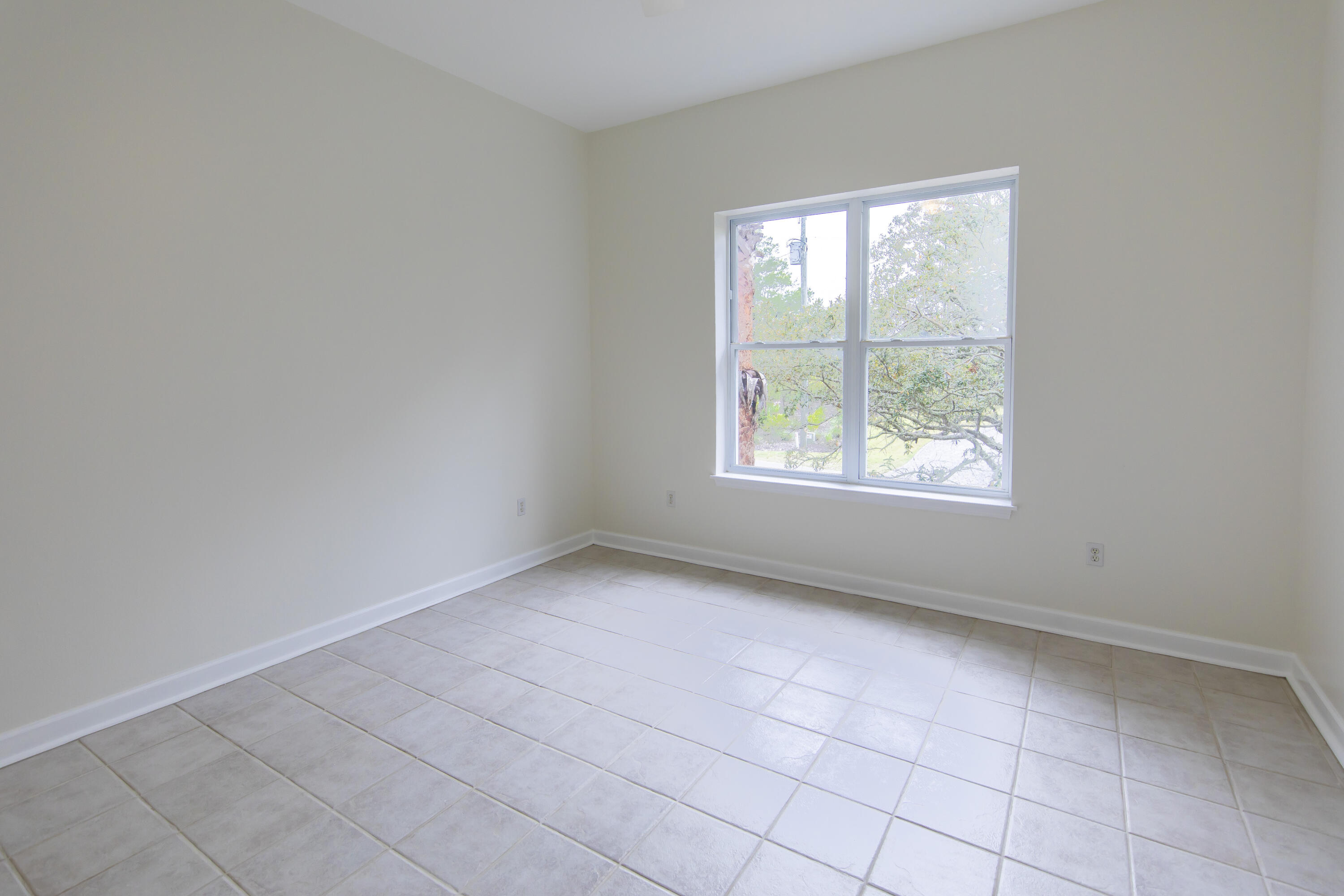 51 Loon Lake Drive Santa Rosa Beach, FL 32459 - Photo 31 of 49 an empty room with a window